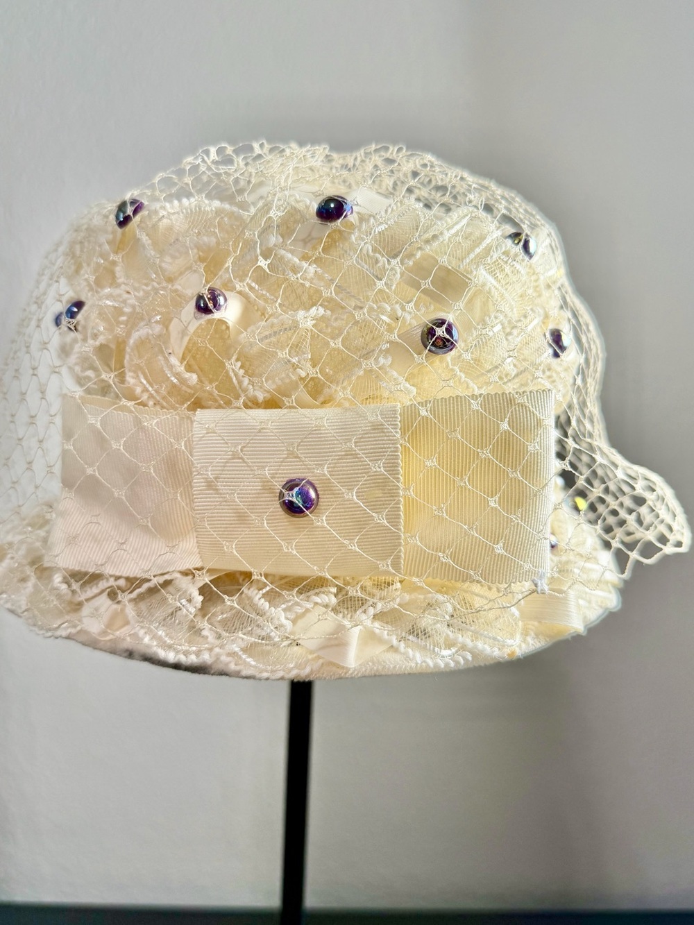 Vintage Ivory Lace Cloche Hat w/ Pearls & Iridescent Beaded Veil - Picture 4 of 6